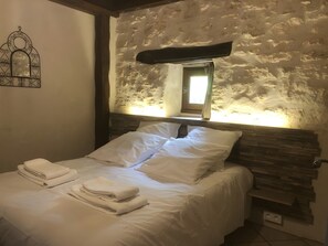 Tabla de planchar con plancha, wifi y ropa de cama 