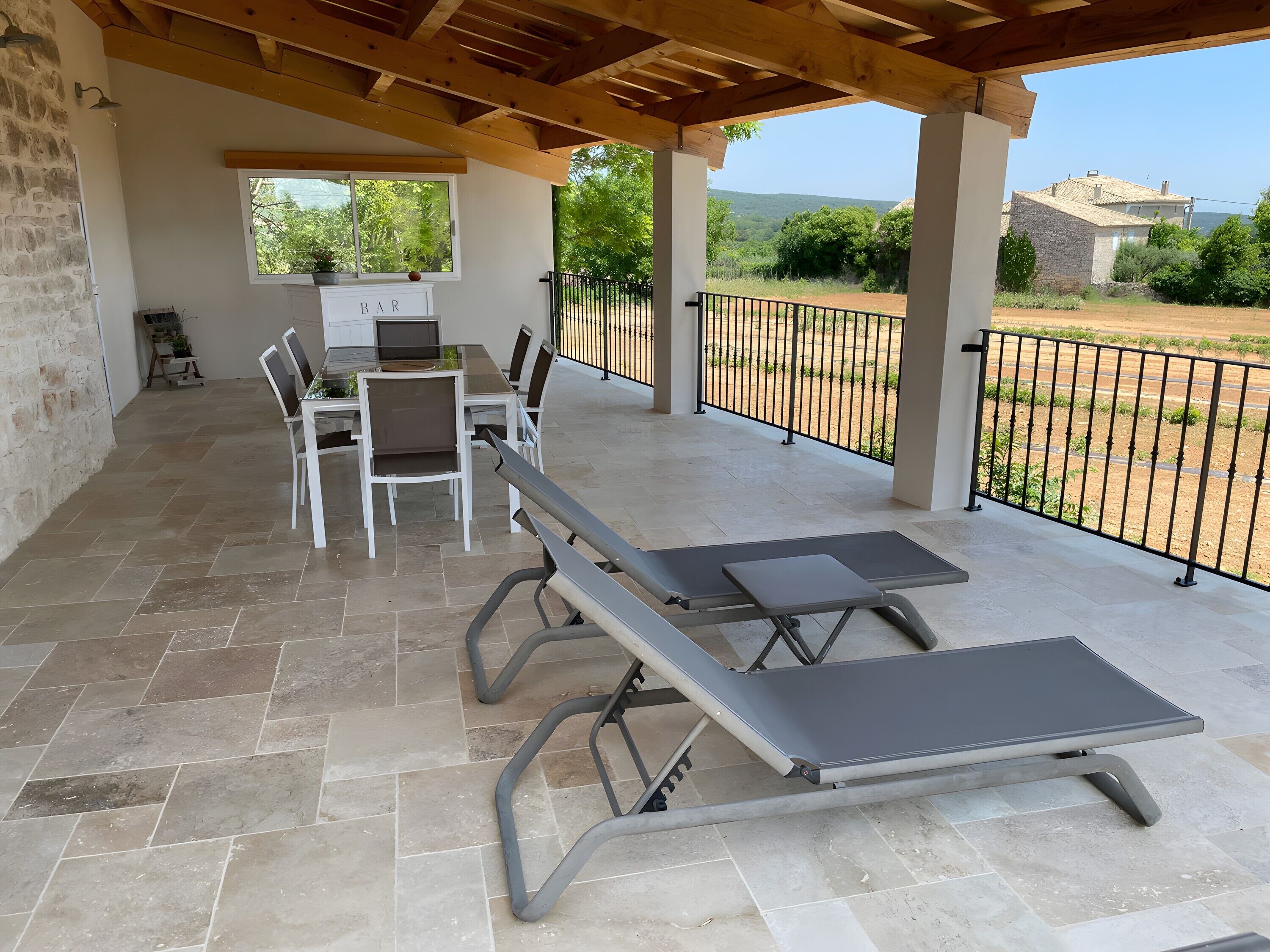 屋外ダイニングエリア