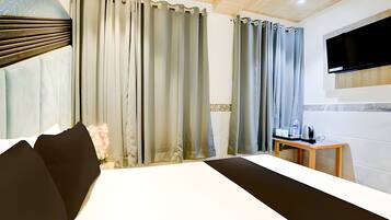 Deluxe Room | Desk, laptop workspace, free WiFi