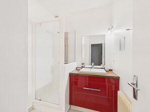 Shower, hair dryer - Apartment for 3 with terrace – City center (Concarneau)