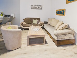 TV - Apartment for 3 with terrace – City center (Concarneau)