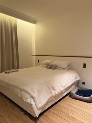 Iron/ironing board, Internet, bed sheets - Luxury Haussmannian apartment in Passy (Paris)