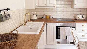 House, 2 Bedrooms, Balcony | Private kitchen