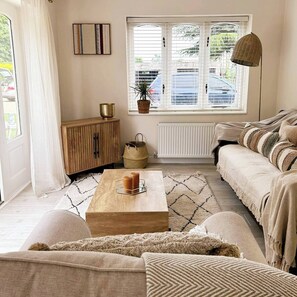 House, 2 Bedrooms, Balcony | Living area | Books - Relaxing Retreat Near Norfolk Broads (Norwich)