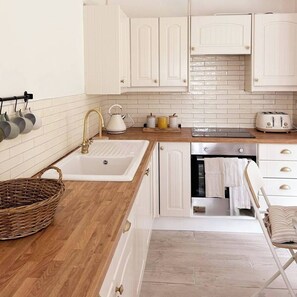 House, 2 Bedrooms, Balcony | Dapur peribadi