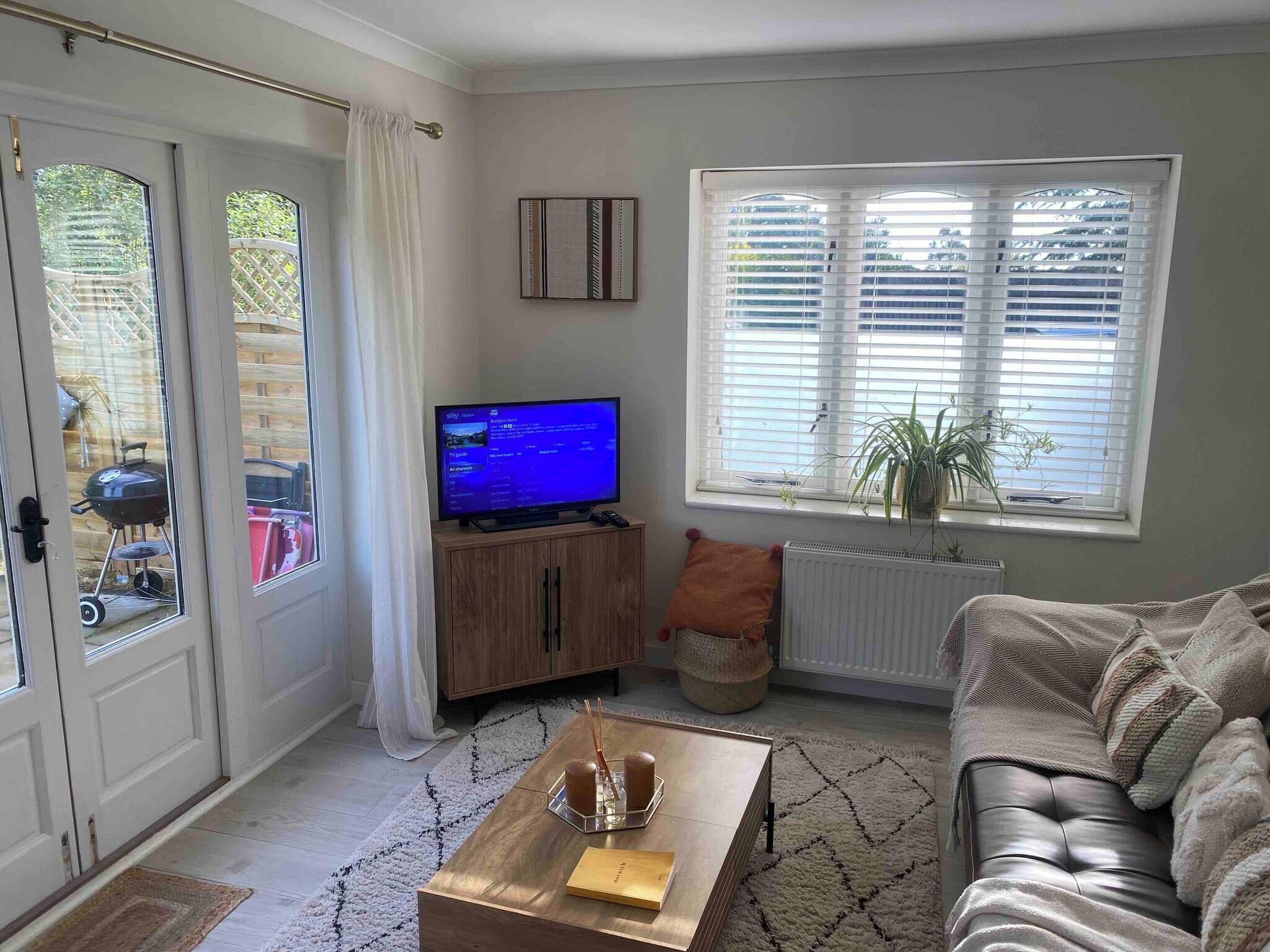 하우스, 침실 2개, 발코니 | 거실 | 책