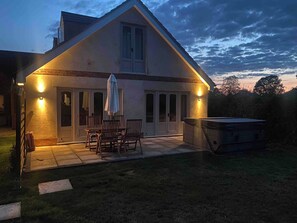 Ferienhaus, 2 Schlafzimmer, Balkon | Speisen im Freien