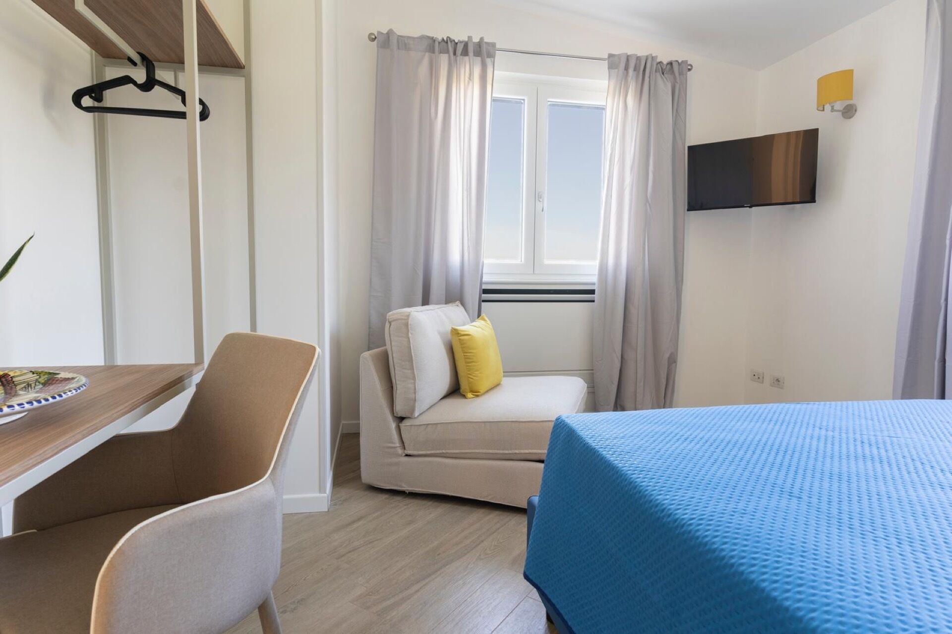 مكتب ومكواة/لوح كي وواي فاي مجانًا