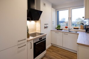 Fridge, stovetop - Penthouse Flensburg - Your temporary home (Flensburg)
