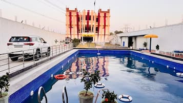 حمّام سباحة خارجي