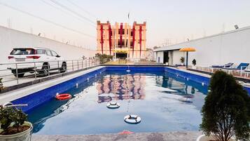 Hồ bơi ngoài trời