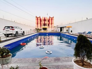 Hồ bơi ngoài trời 