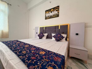 Deluxe Room | Free WiFi - The Golden Nacre Palace (Bharthana)
