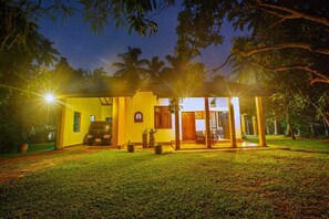 Exterior - 3-bedroom villa in pleasant Minuwangoda with cool AC breeze (Minuwangoda)