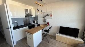 Kylskåp, mikrovågsugn, ugn och spishäll