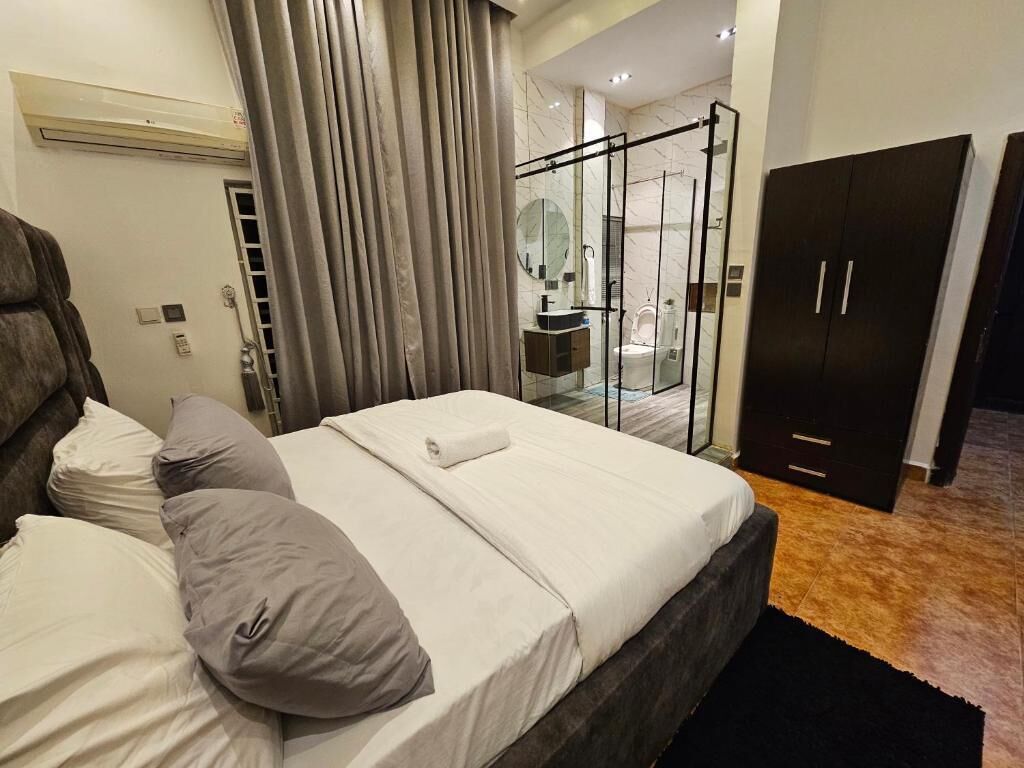 Habitación junior, balcón, vistas a la ciudad | Escritorio, espacio para trabajar con un portátil, cortinas opacas