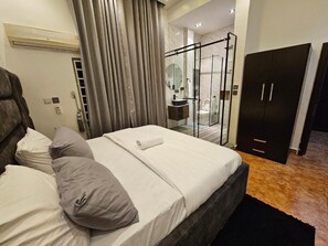 小型客房, 阳台, 城市景观 | 办公桌、笔记本电脑工作区、遮光窗帘、隔音