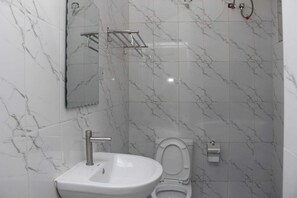 小型客房, 阳台, 城市景观 | 浴室 | 免费洗浴用品、吹风机、毛巾、肥皂