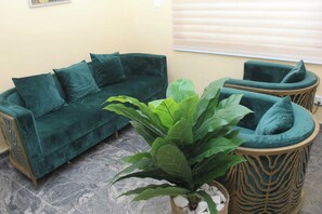 Habitació júnior, balcó, vistes a la ciutat | Sala d'estar