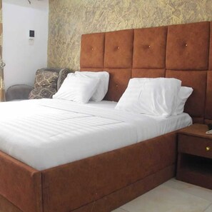 Habitació júnior, balcó, vistes a la ciutat | Escriptori, espai de treball apte per a portàtils i cortines opaques 