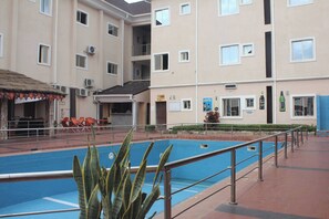 Habitación junior, balcón, vistas a la ciudad | Piscina