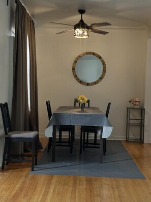Dining - HOLLYWOOD GLORY - Delightful 1-bedroom apartment with AC in Los Angeles (Los Angeles)