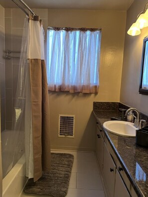 Hair dryer, towels, soap - HOLLYWOOD GLORY - Delightful 1-bedroom apartment with AC in Los Angeles (Los Angeles)