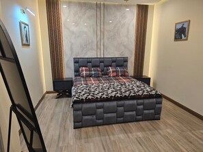 Tabla de planchar con plancha, internet y ropa de cama