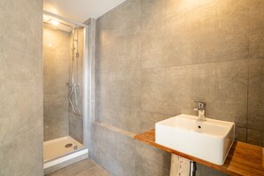 Dusche, Haartrockner, Handtücher
