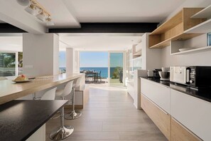 Fridge, microwave, oven, dishwasher - Villa de Standing / Vue 180° Mer / Piscine / 8P (Sausset-les-Pins)