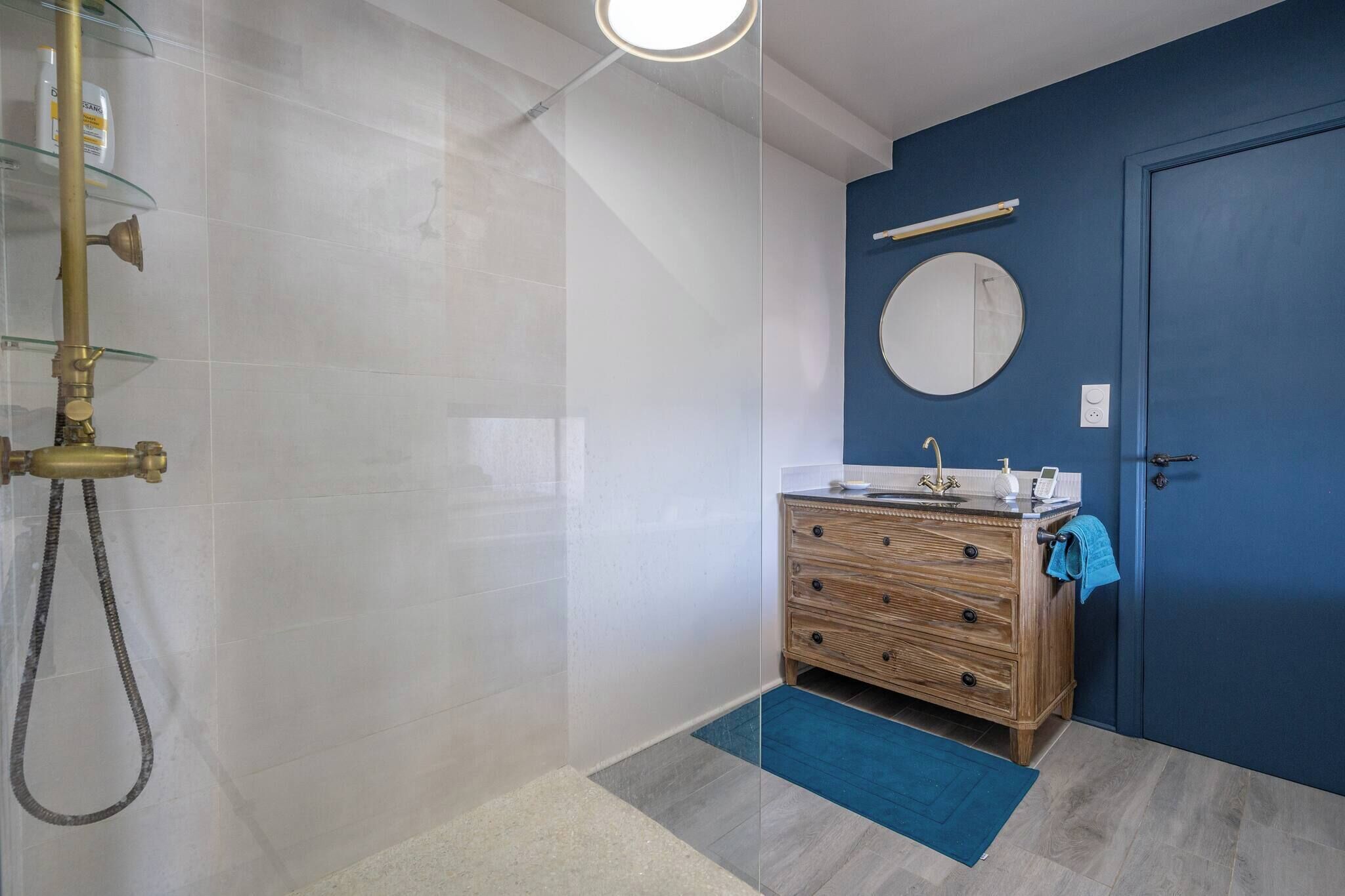 Douche, sèche-cheveux, serviettes fournies