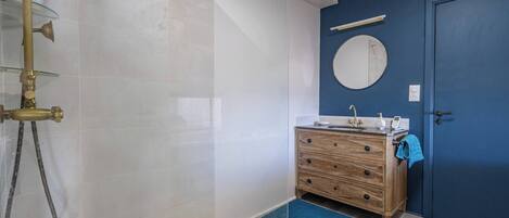 Douche, sĂšche-cheveux, serviettes fournies