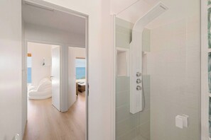 Shower, hair dryer, towels - Villa de Standing / Vue 180° Mer / Piscine / 8P (Sausset-les-Pins)