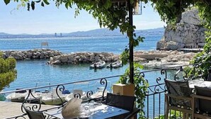 Outdoor dining - Exceptional Villa Heated Pool Beach Front (Carry-le-Rouet)