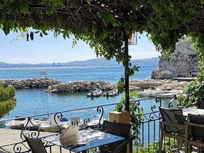 Outdoor dining - Exceptional Villa Heated Pool Beach Front (Carry-le-Rouet)