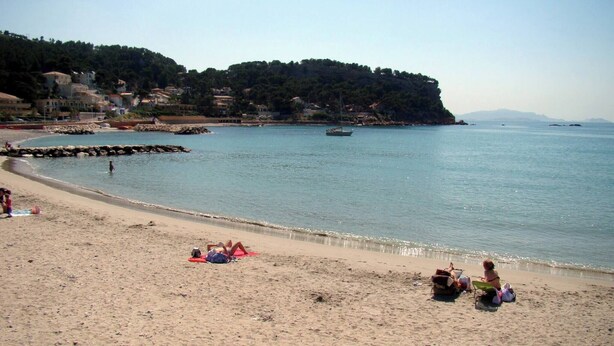 A beach with a rocky breakwater, calm sea, and a forested hill in the background. - Piscine/ Proche mer et village / Carry Le Rouet (Carry-le-Rouet)