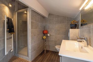 Douche, serviettes fournies