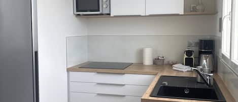 Kjøleskap, kokeplater, kaffetrakter/tekoker og vannkoker