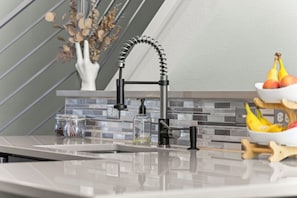 Wasserkocher mit Kaffee-/Teezubehör, Kühlschrank, Mikrowelle, Ofen