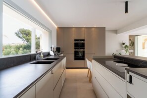 Fridge, microwave, oven, dishwasher - Villa de Luxe Front de Mer Avec Piscine villa Romanella (Carry-le-Rouet)