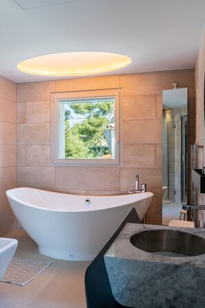 Hair dryer, towels, soap, shampoo - Villa de Luxe Front de Mer Avec Piscine villa Romanella (Carry-le-Rouet)