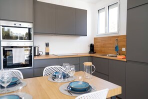 Fridge, microwave, oven, dishwasher - T3 standing devant la plage Vue Mer Piscine (Carry-le-Rouet)