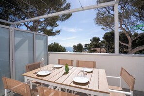 Outdoor dining - Flat Beach front Swimming Pool and Parking (Carry-le-Rouet)