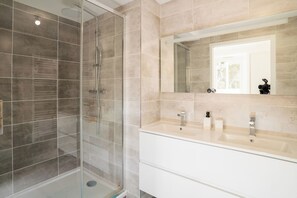 Douche, serviettes fournies