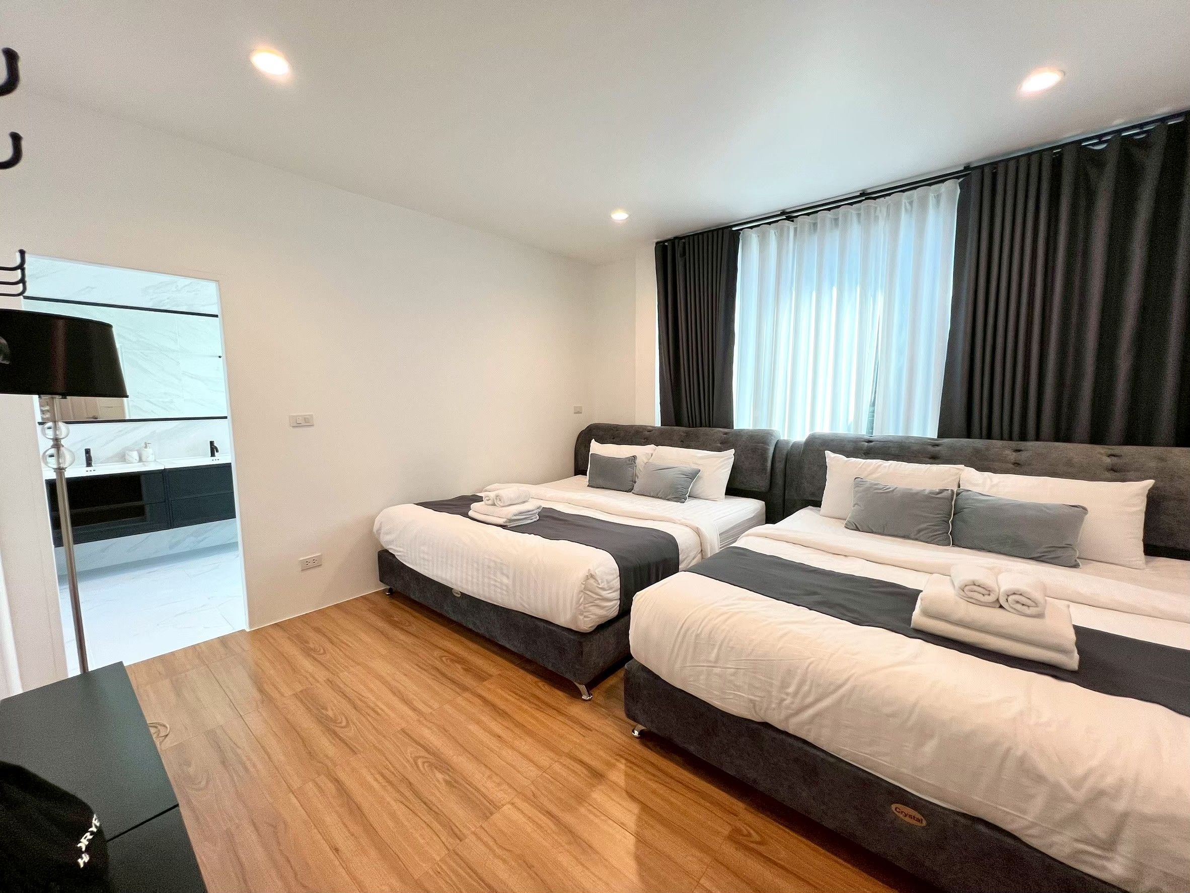 Une chambre d’hôtel avec deux lits, un bureau et une télévision.