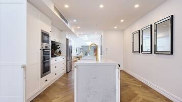 Coffee/tea maker, fridge, microwave, oven
