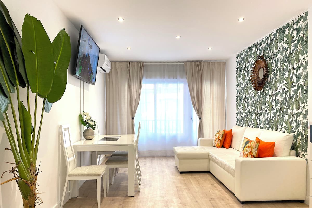 小型公寓 | 起居区 | 55-英寸纯平电视(配备有线频道)