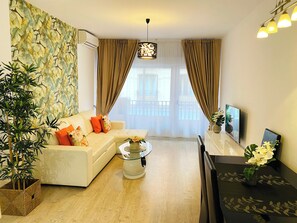 Superior Apartment, Balcony | Living area | 55-inch flat-screen TV with cable channels - Palacio Apartments Madrid (Madrid)