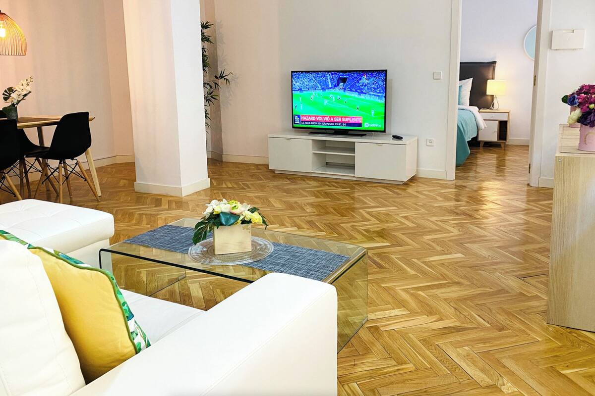 家庭公寓 | 起居区 | 55-英寸纯平电视(配备有线频道)