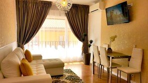 Deluxe Apartment, 1 Double Bed with Sofa bed | Living area | 55-inch flat-screen TV with cable channels - Palacio Apartments Madrid (Madrid)